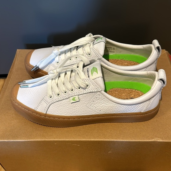 Cariuma sneakers- never worn - Picture 2 of 3